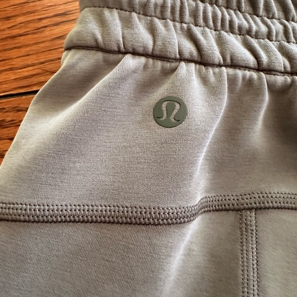 Lululemon Softstreme High-Rise Short 4" NWT Army Green size 10 - Picture 3 of 5